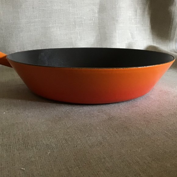 Le Creuset 24 Flame Enameled Cast Iron Frying Pan / Skillet Wood Handle - Picture 9 of 10